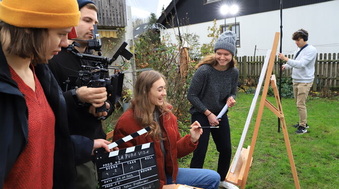 Ein Sondelfinger Garten als Schauplatz von »La Pura Vida«: Das junge Filmteam (rechts) – Emma Schmidt, Kameramann Richard Beck,