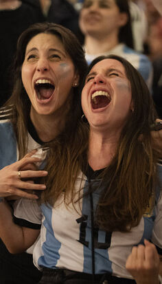 Das lange Warten hat endlich ein Ende: Argentinische Fans feiern den dritten WM-Titel ihrer Fußballer nach 1978 und 1986.  FOTO: