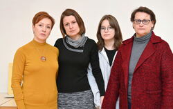 Berichten über Startchancen und -probleme (von links): Iryna Dudak, Inessa Demchenko mit Tochter Maria und Galina Lerner.