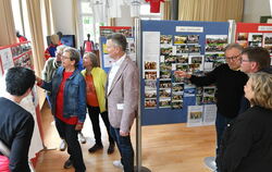 Reges Interesse gab es am Wochenende bei der Ausstellung zur Geschichte des SV Ohmenhausen in der Dorfschule. FOTO: MEYER