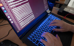 Eine Wissenschaftlerin des Landeskriminalamtes Niedersachsen arbeitet an einem Computerbildschirm. Im Bereich des Polizeipräsidi