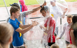 Regenschutz für einen jungen Athleten.