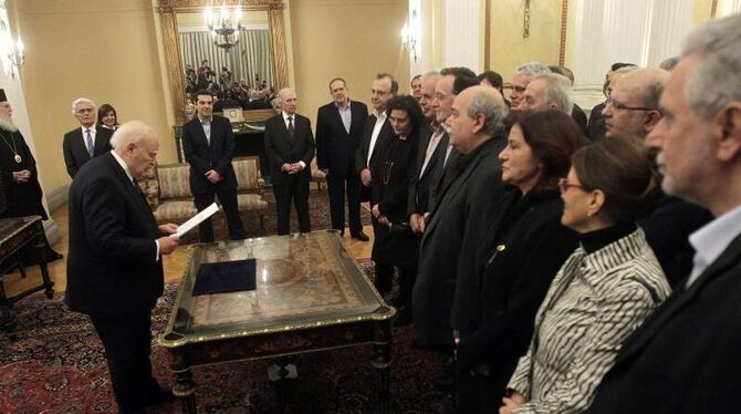 Griechenlands Präsident Karolos Papoulias (l) vereidigt die Minister der neuen Regierung. Foto: Orestis Panagiotou