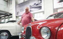 Museumsdirektor Peter Backström ist ein wandelndes Saab Lexikon. Sein Fundus umfasst 145 legendäre Fahrzeuge.  FOTOS: HANS JÖRG 