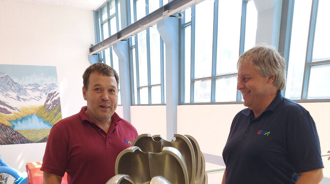 »Wind, Sonne und natürlich Strom sparen«: die Wassermänner Michael Zauser und Markus Stroz vor einer der Turbinen, mit denen sic