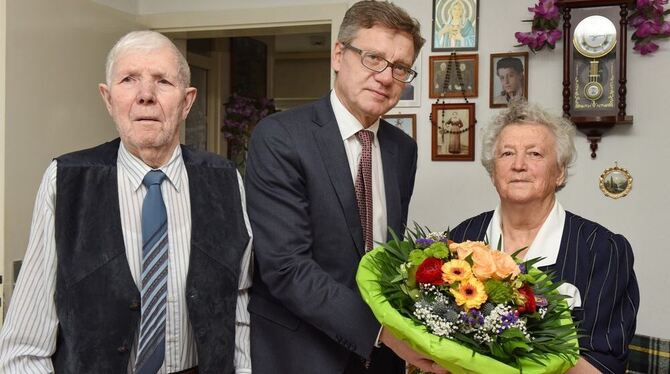 Blumen zum stolzen Ehejubiläum: Reutlingens Finanzbürgermeister Alexander Kreher gratuliert Leo und Maria Gass zur eisernen Hoch