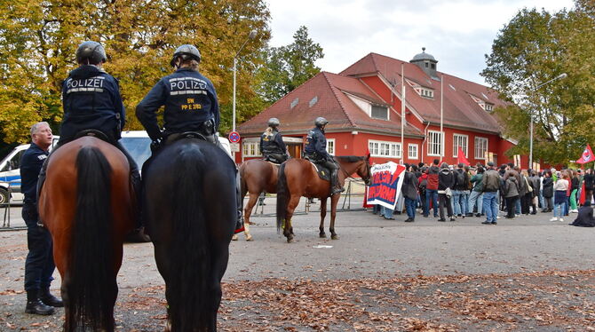 Mehrere Reiter und sehr viele Bereitschaftspolizisten: Großes Polizeiaufgebot am Samstag in Betzingen. Die AfD hat zu einer Vera