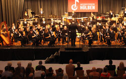Das Landesblasorchester (LBO) gastierte in Hülben. Zuvor hatten Musiker des LBO gemeinsam mit Hülbener Instrumentalisten ein Leh
