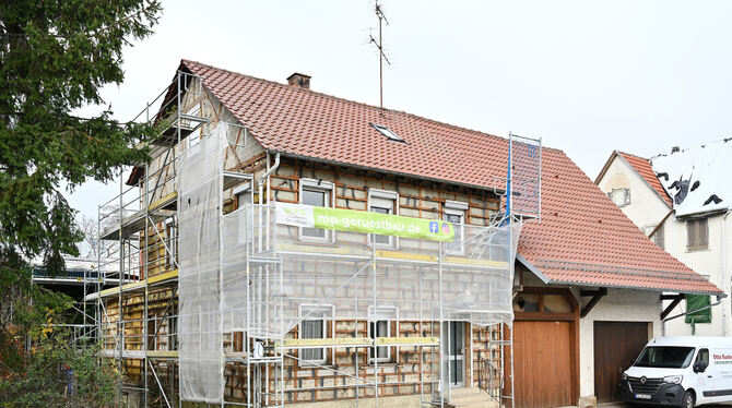 Weg frei fürs Pflegeheim: Die Vorbereitungen für den Abriss des  alten Hauses in der Brühlstraße laufen.