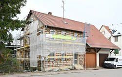 Weg frei fürs Pflegeheim: Die Vorbereitungen für den Abriss des  alten Hauses in der Brühlstraße laufen.  