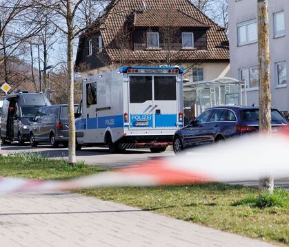Fahrzeuge der Polizei stehen am Einsatzort bei der „Reichsbürger“-Razzia in Reutlingen.