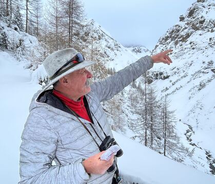 Bergführer Epi Bormolini, der älteste Schmuggler Livignos, zeigt, wo sich Steinböcke verbergen.
