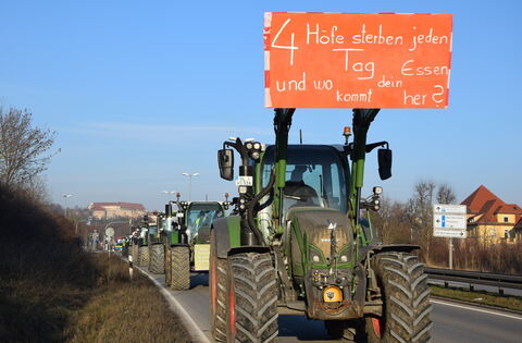 Traktoren Fahren Protestierend Durch Den Kreis T Bingen Kreis