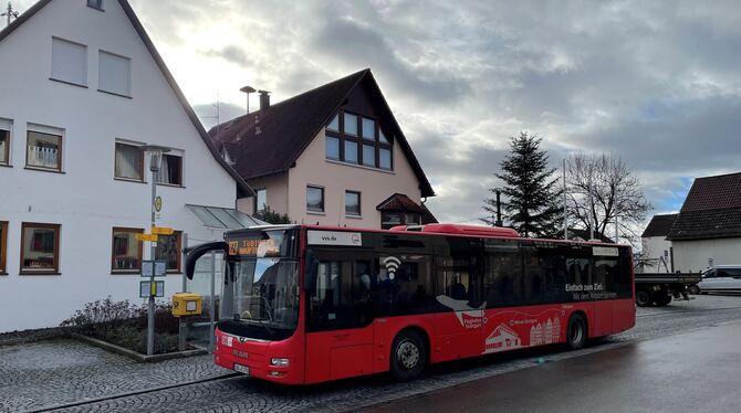 Der Bus der neuen Linie 827 wartet an der Endhaltestelle Häslach Rathaus auf die Abfahrt zurück nach Tübingen.