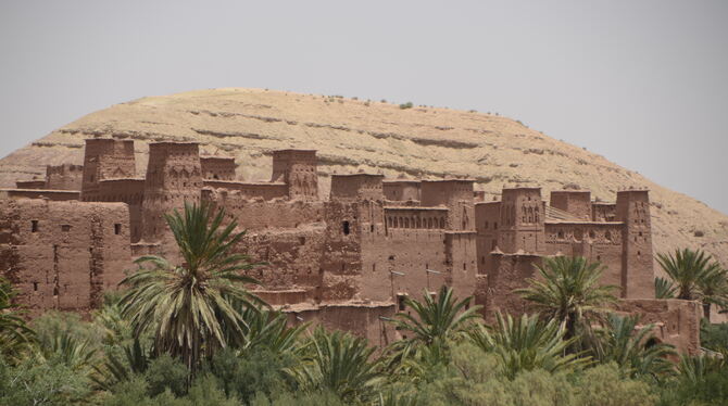 Das Berberdorf Aït-Ben-Haddou mit seinen Häusern aus Lehm und Stroh wirkt wie aus biblischen Zeiten. Immer wieder wird es als K