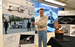 Transportation Interior Design-Student Marc Sommer vor Elementen seines Entwurfes »Oasis«. Er hat ein Fahrzeug zur Versorgung vo