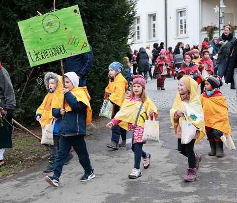 Ein Umzug mit Kindergartenkinder vom Schlösslespark zum Marktplatz eröffnete die Fasnetssause in Pfullingen.