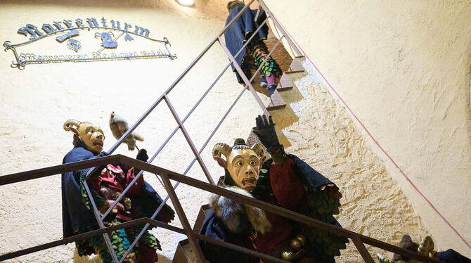 Die Reutlinger Schandele ziehen sich nach dem »Häsverbannen« betrübt in ihren Narrenturm im Gartentor zurück.  FOTO: SCHANZ