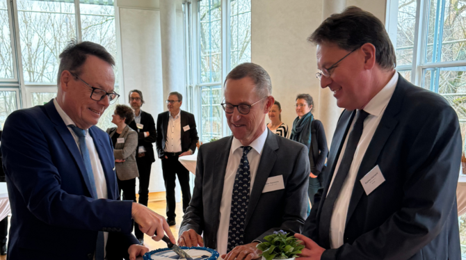 Kuchen zum Geburtstag mit Regierungspräsident Klaus Tappeser (links), dem früheren Abteilungsleiter Peter Goossens (Mitte) und d