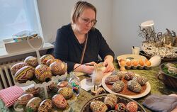 Angela Simon-Lazar zeigt, wie Eier mit Wachsbatik verziert werden.