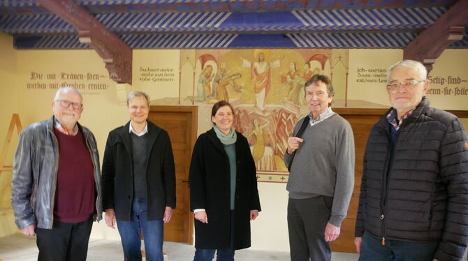 Freuen sich darauf, dass die alte Aussegnungshalle bald wieder in Betrieb genommen werden soll: Günther Frick (von links), Peter
