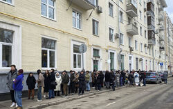 Wähler stehen um 12 Uhr Ortszeit vor einem Wahllokal Schlange.  Die russische Opposition hat die Menschen aufgerufen, sich am So