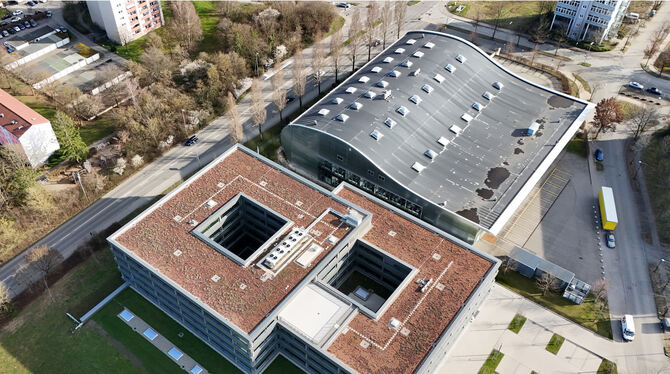 Luftaufnahme des neuen Bürokomplexes (vorn) in der Ludwig-Erhard-Straße 4 im Orschel-Park neben der von der Firma Bosch genutzte