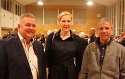 Die beiden neuen Träger der Landesehrennadel, Hermann Schnaidt (links) und Ulrich Schwenk (rechts), nahmen am Freitag Daniela Hü