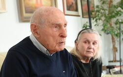 Josef Szajowski öffnet an seinem 102. Geburtstag den Champagner selbst, kocht Kaffee und serviert Torte für seine Frau Mira und 