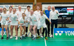 Das Badminton- Meisterteam der Spvgg Mössingen in der Baden-Württembergliga. Von links: Mössingens Oberbürgermeister Michael Bul