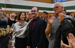 Der Moment der Stimmzahlbekanntgabe Simon Wagner hier mit seiner Verlobten Catharina Krauß wird neuer Ofterdinger Bürgermeister FOTO MEYER