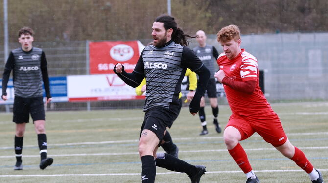 Christos Vasilopoulos (links) von der SG Reutlingen schoss das 2:0 gegen den FC Rottenburg und machte ein starkes Spiel.