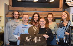 Das Team des Mehrrettich-Cafés freut sich über ihre Räumlichkeiten (von links): Silas Pfeifer, Smila Schepp, Lisa Dann, Ann-Kath