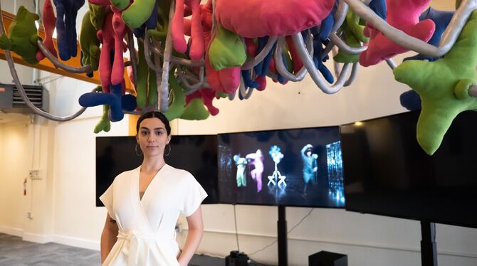 Bahar Gözmener in ihrer dreitägigen Videoinstallationsausstellung »The Bellybutton of the World« in der 518 Valencia Gallery in