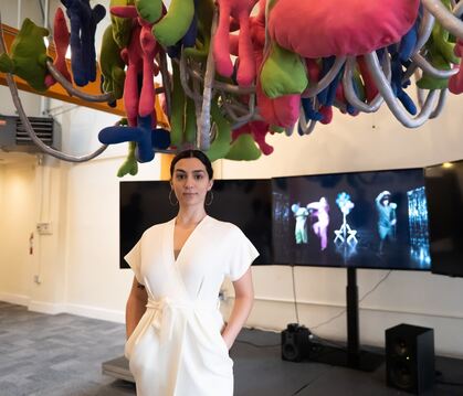 Bahar Gözmener in ihrer dreitägigen Videoinstallationsausstellung "The Bellybutton of the World" in der 518 Valencia Gallery in 