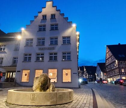 Blaue Stunde in Trochtelfingen: Der Gemeinderat hat an diesem Frühlingsabend den Haushalt für 2024 beschlossen.  FOTO: FISCHER