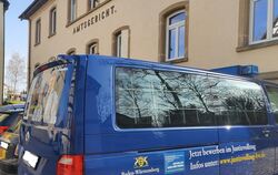 Der Angeklagte wurde aus der Justizvollzugsanstalt Rottenburg zum Gerichtstermin nach Münsingen gebracht.  FOTO: LENK