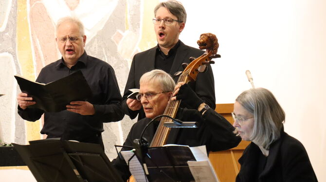Organistin Elisabeth Fröschle, HansChris Dreßen an der Gambe und Mitglieder des Kammerchors der Musikschule Reutlingen in der Au