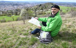 Manfred Goller, Wanderwart im Lichtenstein-Gau des Schwäbischen Albvereins, schätzt Karten aus Papier in der freien Natur nach w