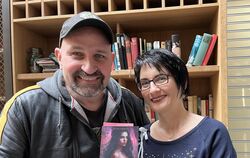 Dominik Kuhn alias Dodokay mit Autorin Bianca Röschl, die den Comedian in ihrem jüngsten Buch »Runenkuss« untergebracht hat. 