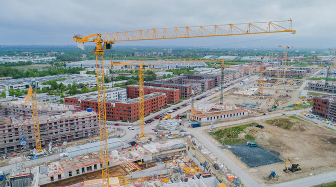 Die Zahl der Baugenehmigunen in Deutschland sinkt. Nicht überall wird so gebaut wie hier in Hannover.  FOTO: STRATENSCHULTE/DPA