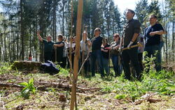 Stolz wie Bolle präsentierten sich die Beschäftigten von Solcom am vergangenen Freitag im Wald bei der Ruine Greifensten nach ih