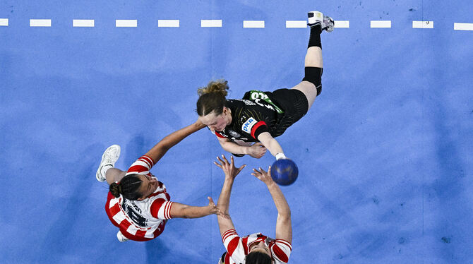 Ungewohnte Perspektive: Die deutschen Handballerinnen, für die hier die Metzingerin Maren Weigel (oben) gegen Paraguay einen Tre