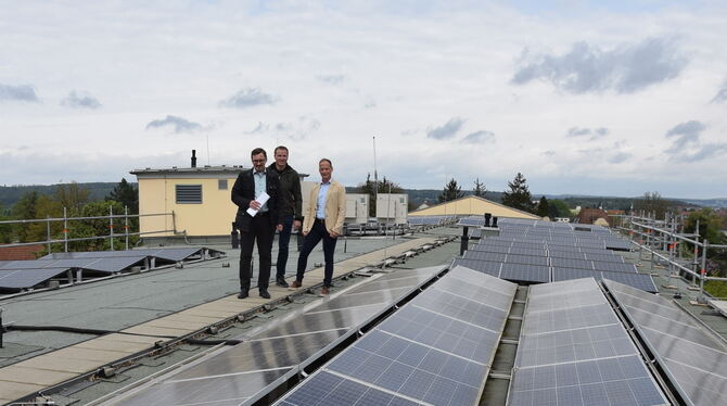 Solaranlagen so weit das Auge reicht: Bürgermeister Steffen Heß, André Mosch und Marcel Modschiedler (von links) vom Gomaringer