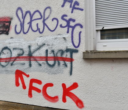 Ein Graffiti in der Reutlinger Innenstadt, das den »Grauen Wölfen«, türkischen Ultranationalisten, huldigt. Durchgestrichen von 