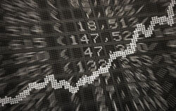  Die große Anzeige in der Börse zeigt die Dax-Kurve und verschiedene Börsenkurse (Aufnahme mit Doppelbelichtung).  