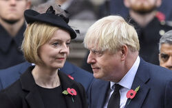 Die beiden Ex-Premierminister Liz Truss (links) und Boris Johnson wettern gegen das »bescheuerte« Anti-Raucher-Gesetz ihres Nac
