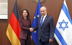 Israels Premierminister Benjamin Netanjahu  begrüßt die deutsche Außenministerin Annalena Baerbock in Tel Aviv.