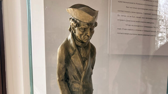 Eine Skulptur von Immanuel Kant ist in der Ausstellung der Zweigstelle des Kant-Museums im russischen Wesjolowka zu sehen.