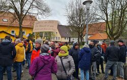 Demonstranten auf dem Dorfplatz, AfD-Sympathisanten in der Mägerkinger Festhalle: Die beiden Gruppen hielten sich zahlenmäßig in